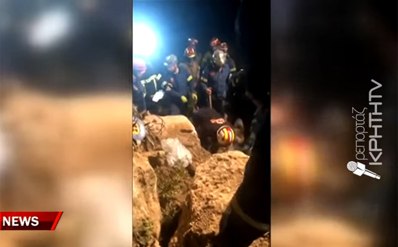 Ιεράπετρα: Η στιγμή που ανασύρουν νεκρή την 47χρονη όταν έπεσε βράχος στο κατάλυμα