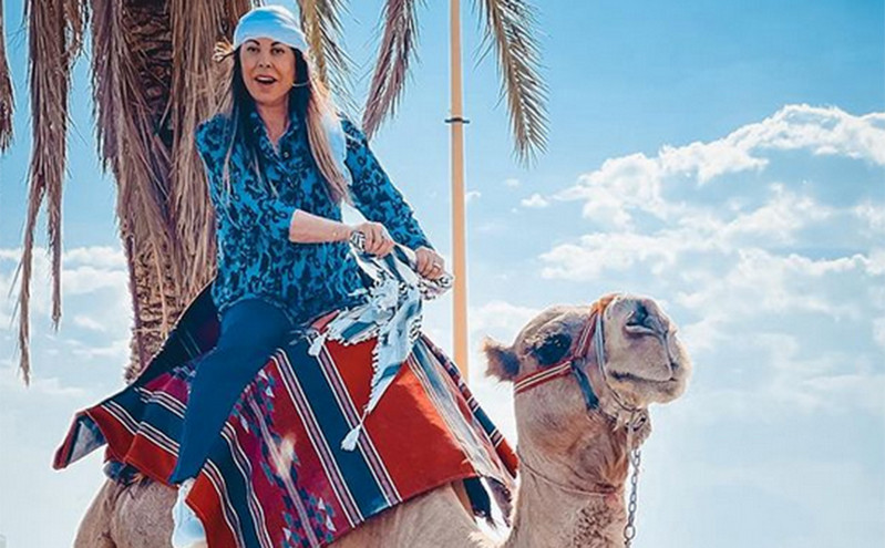 Άντζελα Δημητρίου: Ποζάρει πάνω σε μία καμήλα – Οι φωτογραφίες από την Ιερουσαλήμ