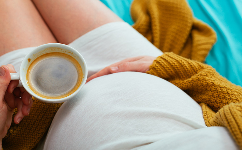 Οι έγκυοι που πίνουν δύο καφέδες την ημέρα μπορεί να γεννήσουν πιο… κοντά παιδιά