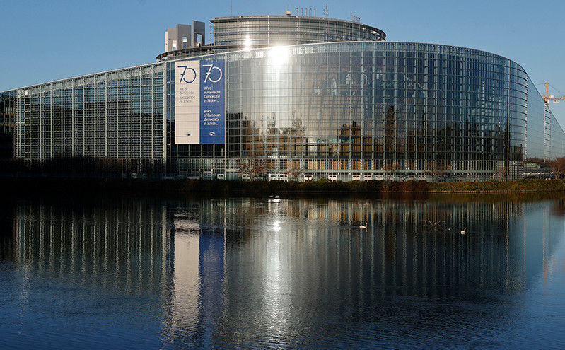 Η οργάνωση Wagner έστειλε «ματωμένη» βαριοπούλα με σφραγίδα της στο Ευρωπαϊκό Κοινοβούλιο