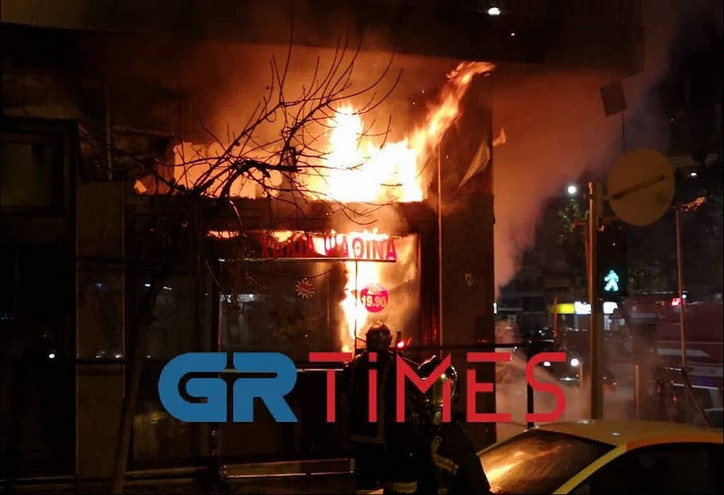 Θεσσαλονίκη: Μεγάλη φωτιά σε κατάστημα με χαλιά