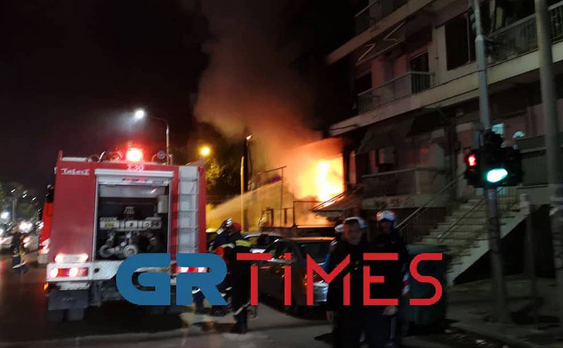 Θεσσαλονίκη: Καταστράφηκε ολοσχερώς κατάστημα με χαλιά &#8211; Τελευταία στιγμή οι πυροσβέστες έβγαλαν μία φιάλη υγραερίου