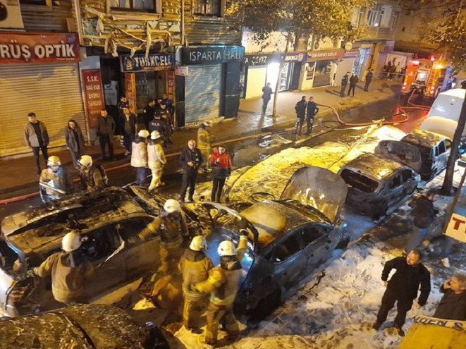 Ανησυχία στην Κωνσταντινούπολη: Αυτοκίνητα τυλίχτηκαν στις φλόγες από άγνωστη αιτία