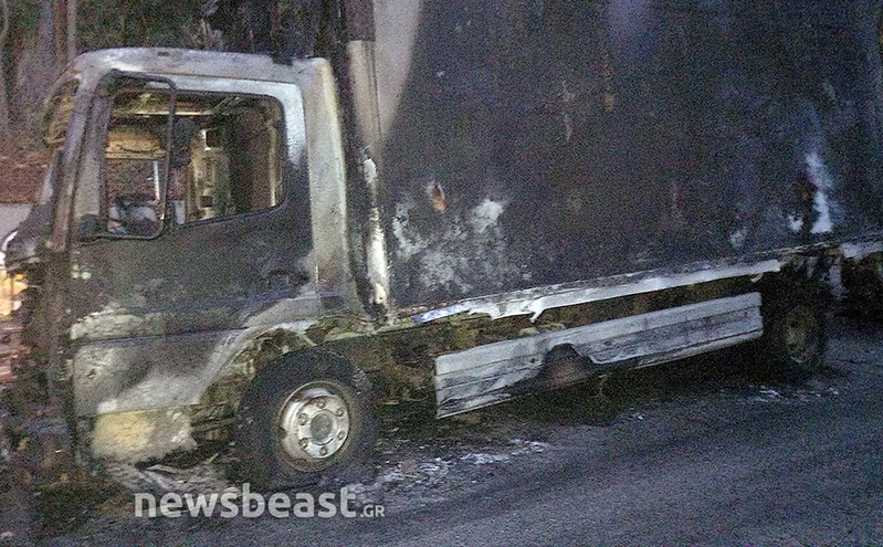 Εμπρησμός σε φορτηγό στην Κυψέλη: Καταστράφηκε ολοσχερώς, ζημιές σε τέσσερα σταθμευμένα αυτοκίνητα