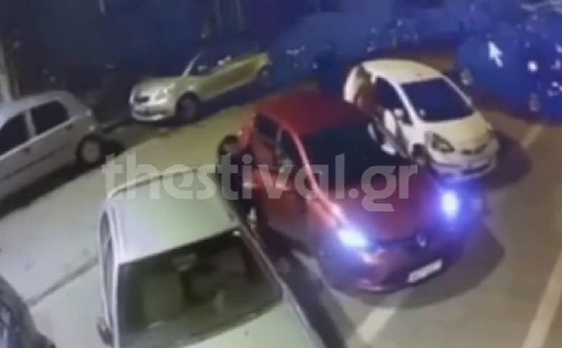 Θεσσαλονίκη: Βίντεο &#8211; ντοκουμέντο με ληστή να αρπάζει τσάντα από αμάξι χωρίς να γίνει αντιληπτός