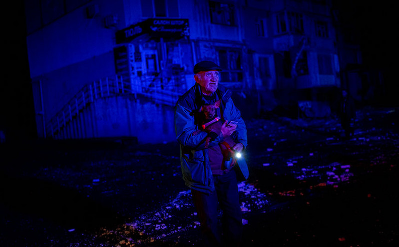 Ουκρανία: Εκατομμύρια άνθρωποι παραμένουν βυθισμένοι στο σκοτάδι μετά τους μαζικούς βομβαρδισμούς