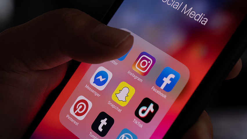 «Καμπανάκι» από τον αρχίατρο των ΗΠΑ για τα social media: «Μπορεί να είναι επικίνδυνα για τους νέους»