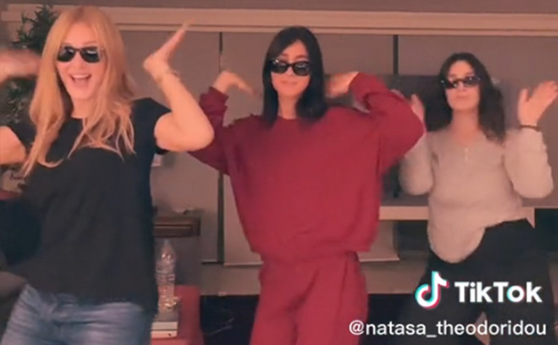 Νατάσα Θεοδωρίδου: Δείτε την τραγουδίστρια να χορεύει στο TikTok με τις κόρες της