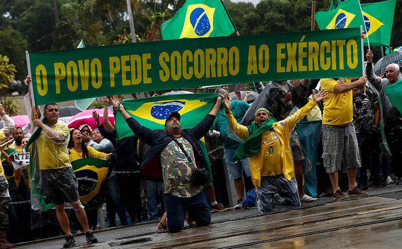 Παραμένει η ένταση στη Βραζιλία: Ο Μπολσονάρου καλεί τους διαδηλωτές να ανοίξουν τους δρόμους