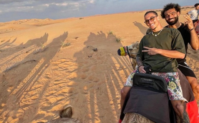 Κώστας Τσιμίκας: Βόλτα με καμήλα στο Ντουμπάι παρέα με τον Σαλάχ