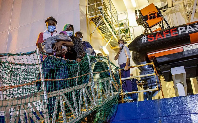 Ιταλία: Ο Αλί γεννήθηκε σε πλοίο ΜΚΟ και θα αποβιβαστεί στην Λαμπεντούζα μαζί με όλη του την οικογένεια