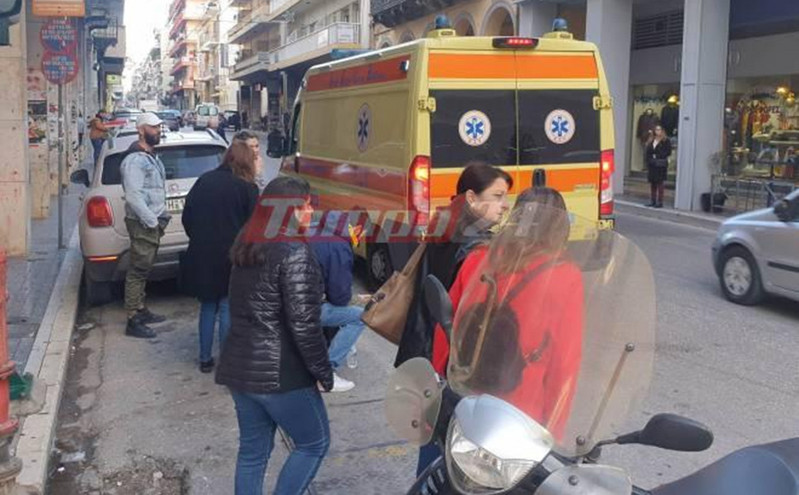 Αυτοκίνητο στην Πάτρα παρέσυρε τρία άτομα &#8211; «Καρφώθηκε» στο παρμπρίζ ηλικιωμένη