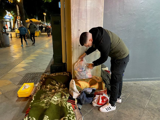 Η «ΑΠΟΣΤΟΛΗ» μοιράζει τα βράδια δέματα αγάπης στους αστέγους