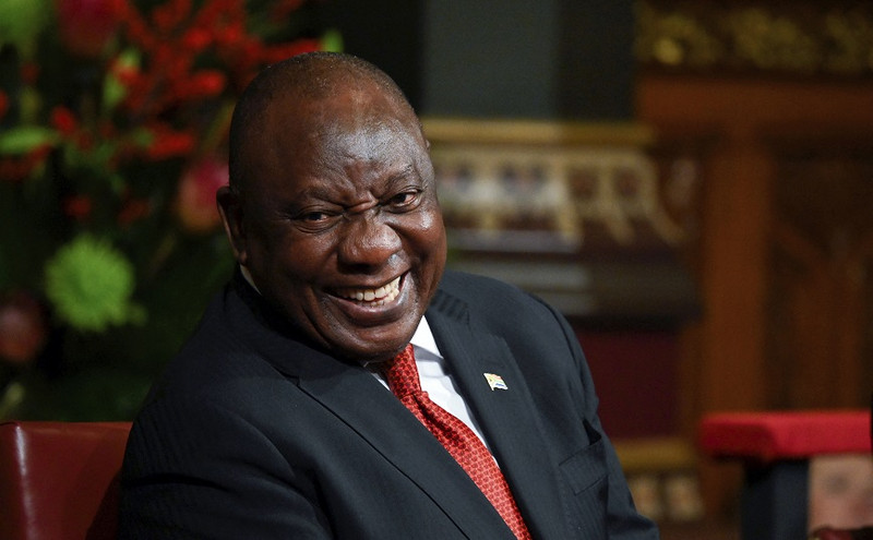 Νότια Αφρική: Έκλεψαν εκατομμύρια από τον… καναπέ του προέδρου Ραμαφόζα, δεν το κατήγγειλε και κινδυνεύει να πέσει