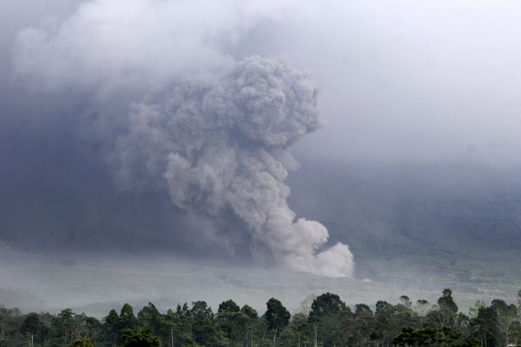 Σε κατάσταση συναγερμού η Ινδονησία λόγω του ηφαιστείου Σεμερού