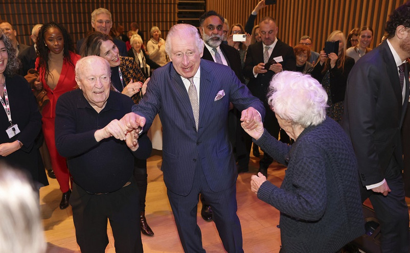 Daily Mail: Ο βασιλιάς Κάρολος χορεύει και γελάει στον απόηχο του ντοκιμαντέρ του Χάρι και της Μέγκαν