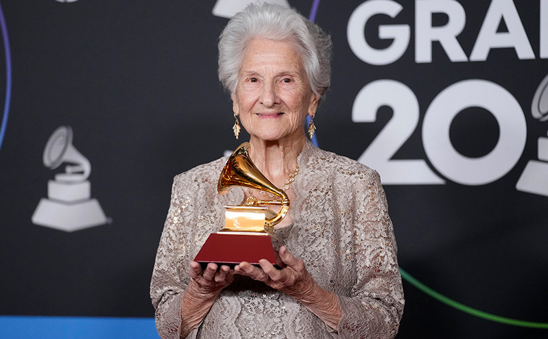 Latin Grammy: 95χρονη πήρε το βραβείο της πρωτοεμφανιζόμενης