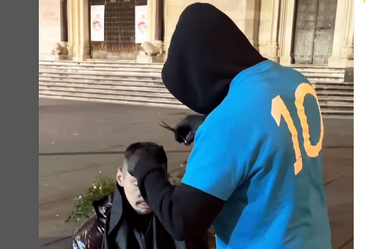 «Μασκοφόρος» οπαδός της Νάπολι κουρεύει τους άστεγους της πόλης με φανέλα Μαραντόνα &#8211; Δείτε βίντεο