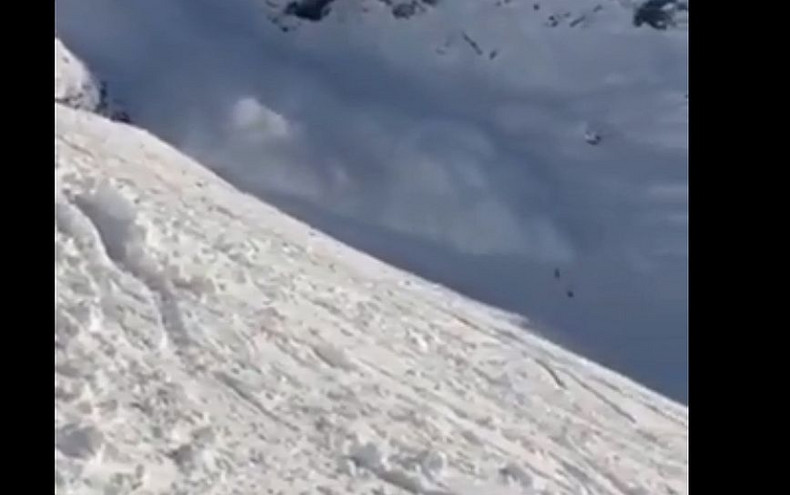 Συγκλονιστικό βίντεο &#8211; Η στιγμή που η χιονοστιβάδα καταπλακώνει τους δέκα σκιέρ στην Αυστρία