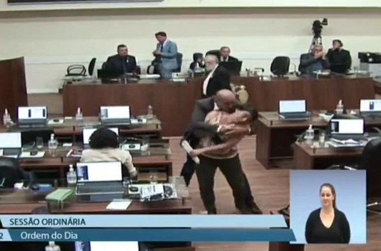 Βραζιλία: Δημοτικός σύμβουλος άρπαξε συνάδελφό του και τη φίλησε κατά τη διάρκεια συνεδρίασης &#8211; Δείτε βίντεο