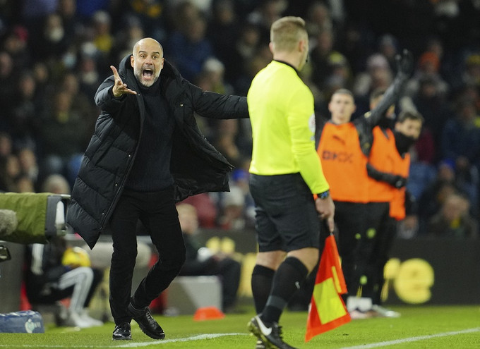 Premier League: Έξαλλος ο Πεπ Γκουαρδιόλα κλώτσησε μπουκάλι στον πάγκο της Λιντς