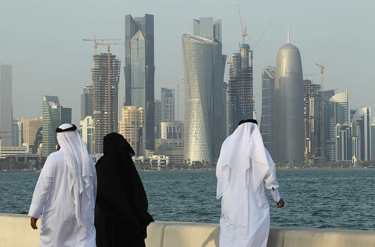 Το Κατάρ εξέφρασε «έντονη ανησυχία» για τον αποκλεισμό του γυναικείου προσωπικού από τους Ταλιμπάν