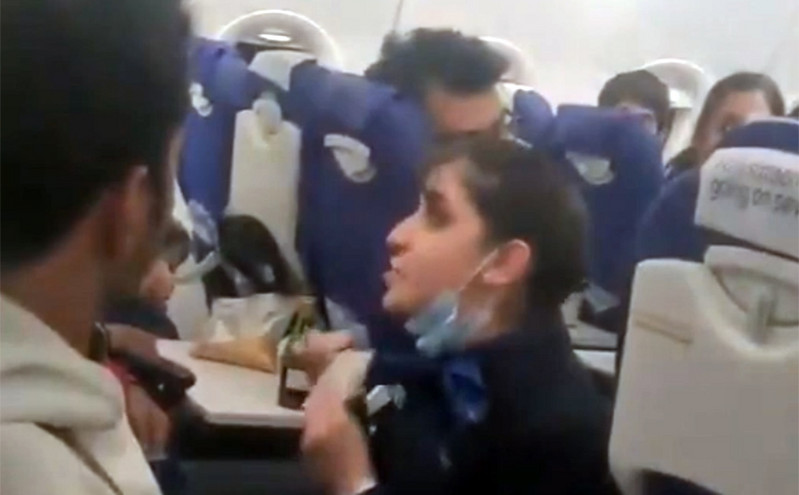 «Δεν είμαι υπηρέτριά σου»: To viral βίντεο με αεροσυνοδό που τα βάζει με αγενή επιβάτη