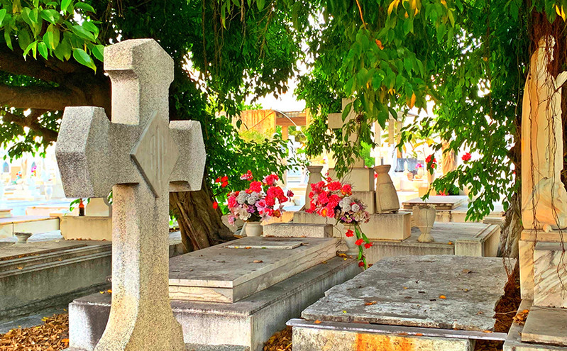 Ξέθαψαν τη γιαγιά μετά από 10 χρόνια: Κανείς δεν πίστευε πώς έχει διατηρηθεί έτσι &#8211; Τη σήκωσαν όρθια και της φόρεσαν λευκό νυχτικό