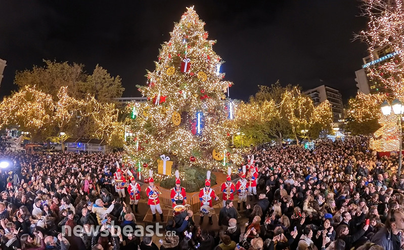 «Άναψε» το χριστουγεννιάτικο δέντρο στο Σύνταγμα: Φωτίζεται από 40.000 λαμπάκια &#8211; Δείτε βίντεο και φωτογραφίες