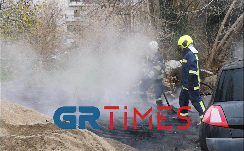Θεσσαλονίκη: Φωτιά ξέσπασε σε αλάνα και έκαψε ολοσχερώς αμάξι &#8211; Δείτε βίντεο και φωτογραφίες