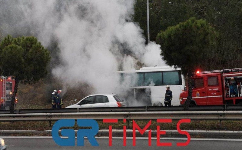 Φωτιά σε σχολικό λεωφορείο στη Θεσσαλονίκη