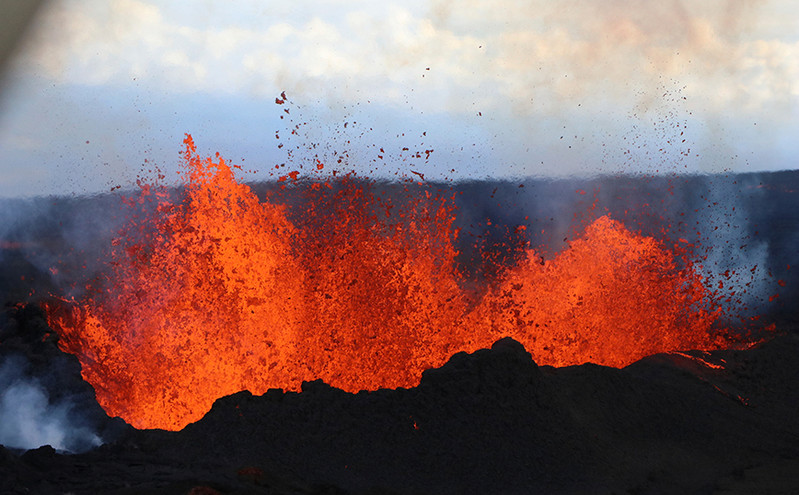 Mauna Loa: Η έκρηξη στο μεγαλύτερο ενεργό ηφαίστειο του κόσμου απειλεί ένα διάσημο ρεκόρ 60 ετών για το κλίμα