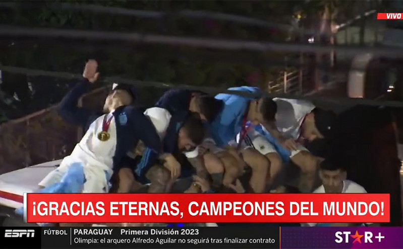 Μουντιάλ 2022: Παραλίγο να τραυματιστούν οι παίκτες της Αργεντινής κατά τη διάρκεια της φιέστας