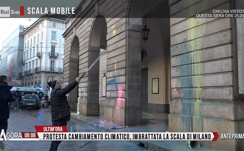 Ιταλία: Ακτιβιστές κατά της κλιματικής αλλαγής πέταξαν μπογιές στο λυρικό θέατρο Λα Σκάλα του Μιλάνου