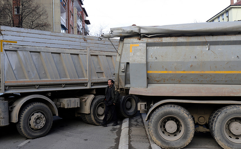 Αποκλείστηκε με οδόφραγμα στη νότια Σερβία αυτοκινητόδρομος που οδηγεί στο Κόσοβο