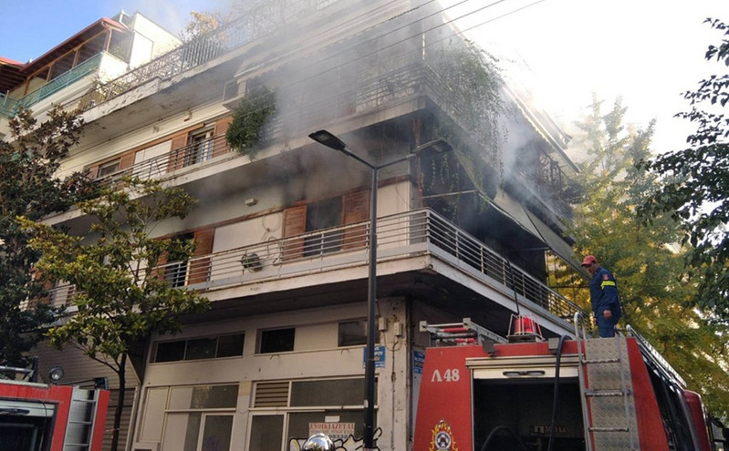Λάρισα: Διαμέρισμα τυλίχτηκε στις φλόγες – Πρόλαβε και βγήκε ένα άτομο