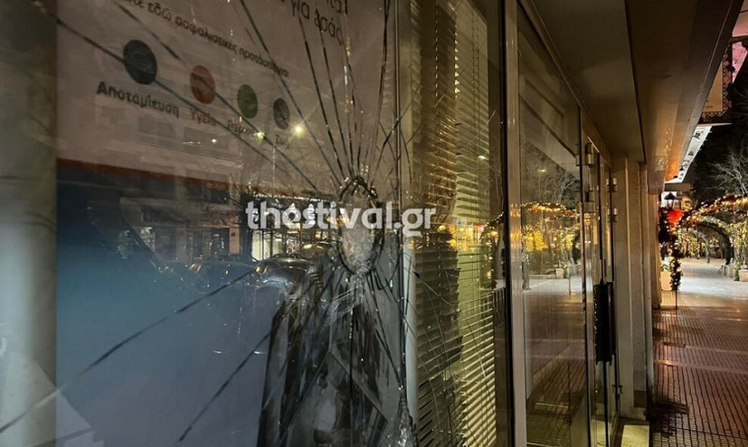 Θεσσαλονίκη: Κουκουλοφόροι έσπασαν βιτρίνες καταστημάτων κι ένα ATM με βαριοπούλες στην Τούμπα