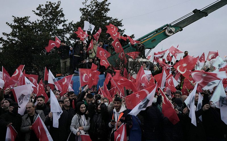 Βγήκαν στους δρόμους οι Τούρκοι για να διαδηλώσουν ενάντια στην καταδίκη του Εκρέμ Ιμάμογλου