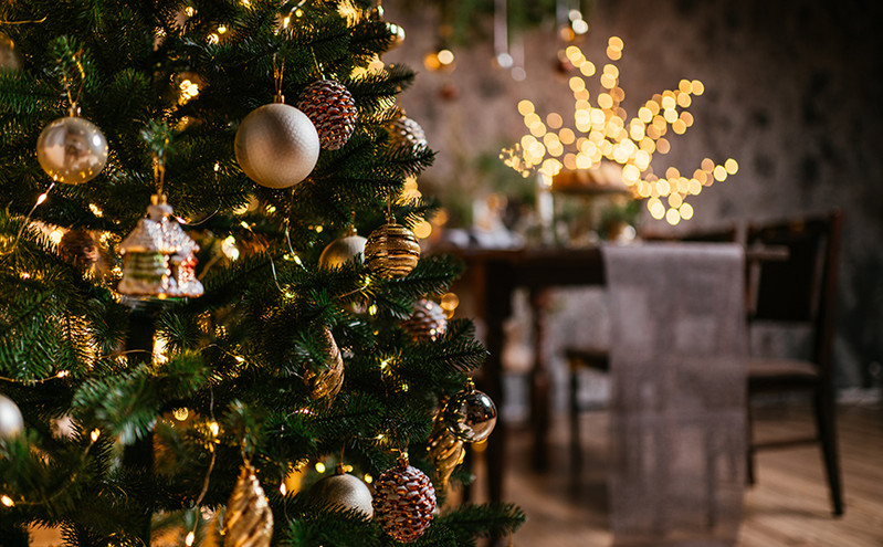 Δύο κόλπα για να κάνετε το χριστουγεννιάτικο δέντρο σας να φαίνεται πιο γεμάτο