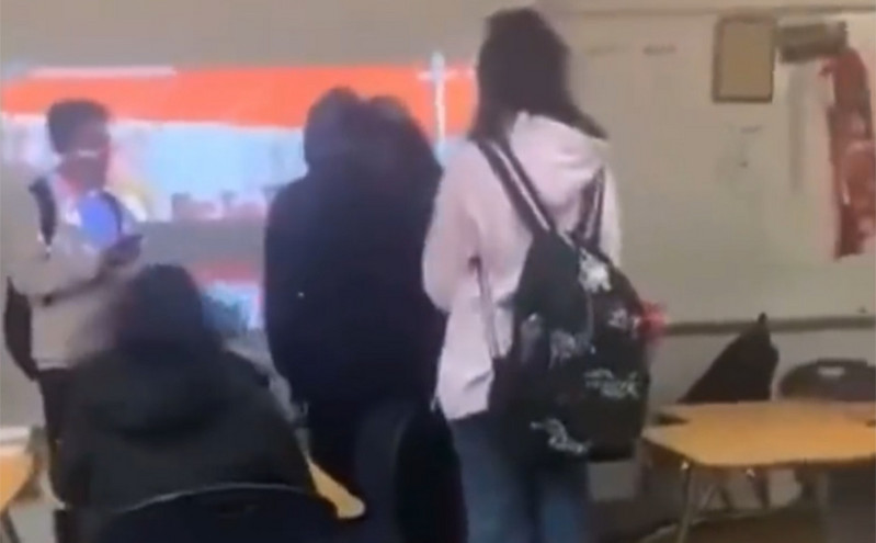 Βίντεο σοκ με μαθητή που γρονθοκοπά καθηγητή μέσα στην τάξη σε σχολείο στις ΗΠΑ