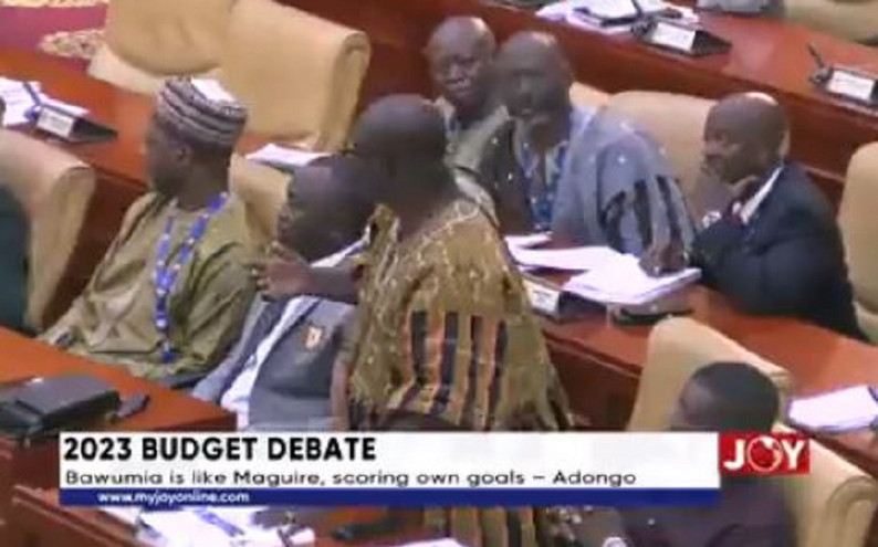 Viral σκηνικό στο κοινοβούλιο της Γκάνας: Ο Μαγκουάρ έγινε παράδειγμα για την κακή πορεία της οικονομίας