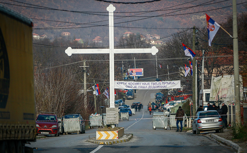 Αποσύρουν τα οδοφράγματα οι Σέρβοι του Κοσόβου