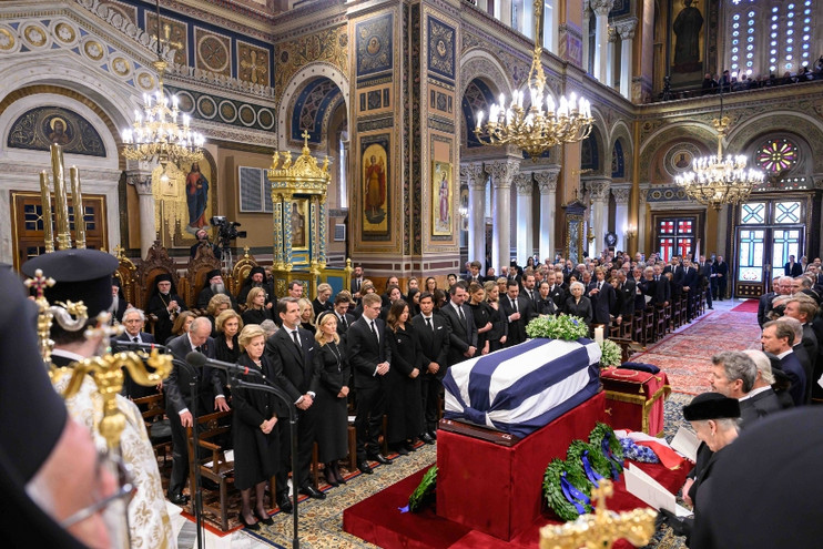 Τέως βασιλιάς Κωνσταντίνος: Ολοκληρώθηκε η κηδεία του στο Τατόι &#8211; Οι γιοι και τα εγγόνια του κρατούσαν το φέρετρο