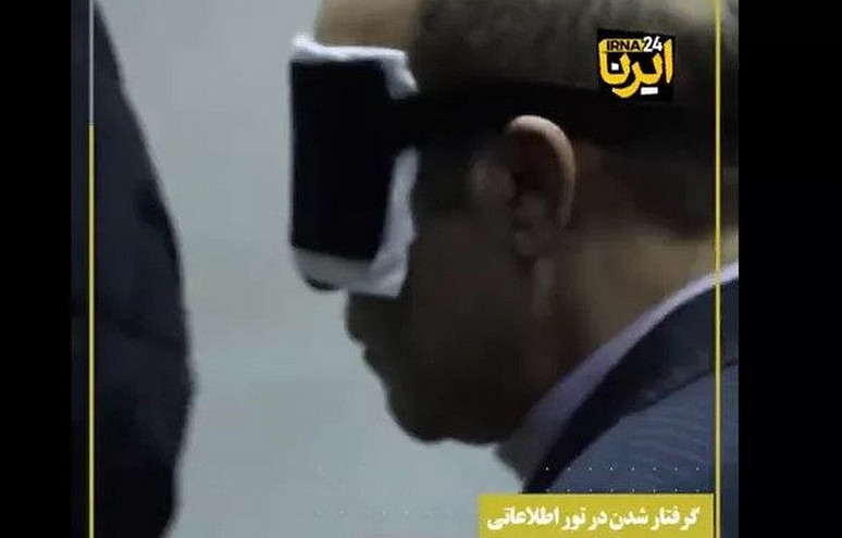 Ιράν: Βίντεο του Αλιζέρα Ακμπαρί με δεμένα μάτια λίγο πριν την εκτέλεσή του έδωσε στη δημοσιότητα η Τεχεράνη
