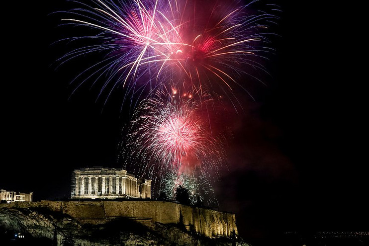 Με εορταστική διάθεση η Αθήνα υποδέχθηκε το νέο έτος &#8211; Δείτε βίντεο και εικόνες