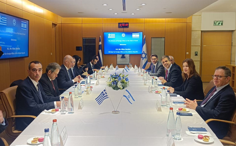 Δένδιας μετά τη συνάντηση με τον Ισραηλινό ομόλογό του: Ξεκάθαρη δήλωση για τα κυριαρχικά δικαιώματα της Ελλάδας