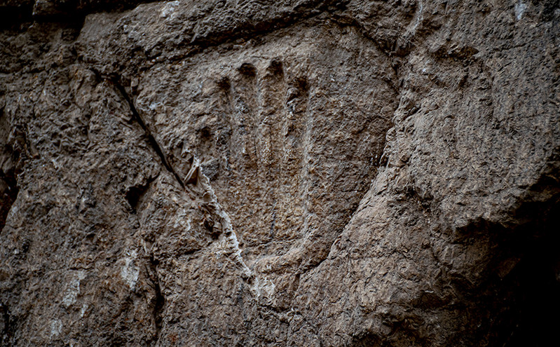 Μυστηριώδες αποτύπωμα χεριού 1.000 ετών πάνω σε πέτρα ανακαλύφθηκε στην Ιερουσαλήμ