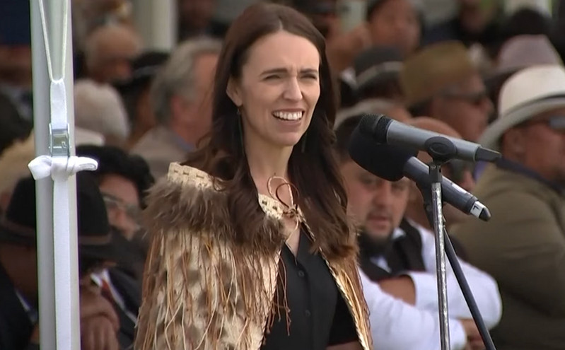 Η Τζασίντα Άρντερν με δάκρυα στα μάτια αποχαιρέτησε την πρωθυπουργία στην Ζηλανδία δίπλα στους Μαορί