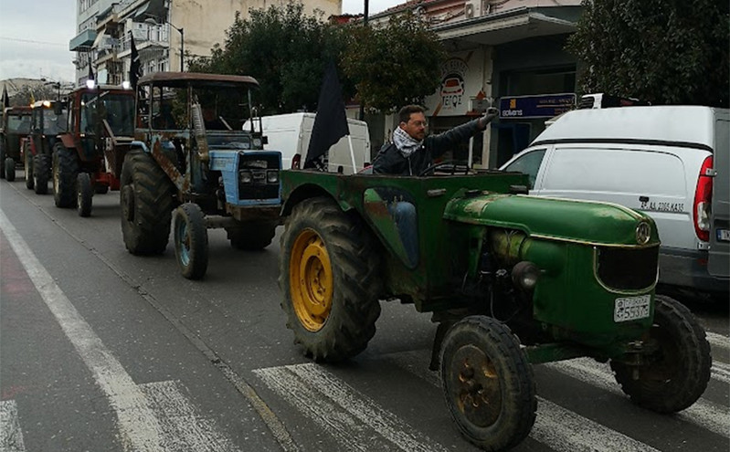 Έβαλαν μπροστά τα τρακτέρ οι αγρότες στα Τρίκαλα: «Διεκδικούμε το δίκιο μας, το δικαίωμά μας να καλλιεργούμε τη γη»