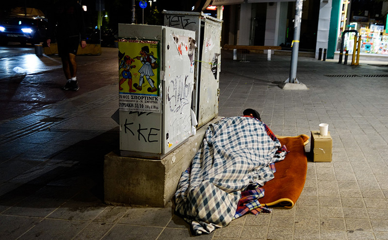 Άστεγος μαχαίρωσε άστεγο στη Θεσσαλονίκη: Δεν είχε φαγητό να του δώσει και του επιτέθηκε την ώρα που κοιμήθηκε